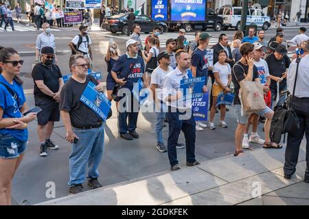 I manifestanti che hanno dato segni e bandiere sventolanti si riuniscono durante il raduno di odio degli ebrei. I manifestanti hanno organizzato un rally sui gradini della New York Public Library e hanno marciato verso il negozio di Times Square ben & Jerry per radunarsi contro la compagnia di gelati dopo che il popolare marchio ha preso posizione in un Middle a lungo corso Controversia orientale. Ben & Jerry's si unì al movimento antisemita Boycott, disinvestimenti e sanzioni (BDS) contro Israele ha annunciato che avrebbe smesso di vendere gelati in Cisgiordania e Gerusalemme est, che percepisce come i territori occupati. Foto Stock