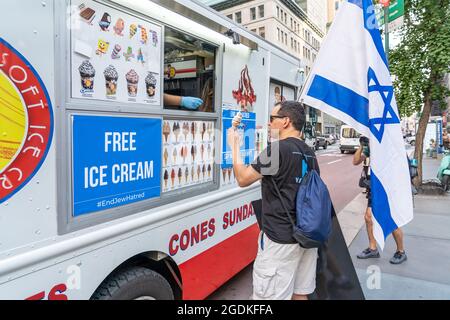 Il manifestante ottiene un gelato gratuito alla fine del rally.i dimostranti hanno organizzato un rally sui gradini della New York Public Library e hanno marciato verso il negozio di Times Square ben & Jerry per radunarsi contro la gelateria dopo che il popolare marchio ha preso parte a una lunga controversia in Medio Oriente. Ben & Jerry's si unì al movimento antisemita Boycott, disinvestimenti e sanzioni (BDS) contro Israele ha annunciato che avrebbe smesso di vendere gelati in Cisgiordania e Gerusalemme est, che percepisce come i territori occupati. Foto Stock