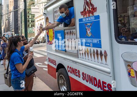 Il manifestante ottiene un gelato gratuito alla fine del rally.i dimostranti hanno organizzato un rally sui gradini della New York Public Library e hanno marciato verso il negozio di Times Square ben & Jerry per radunarsi contro la gelateria dopo che il popolare marchio ha preso parte a una lunga controversia in Medio Oriente. Ben & Jerry's si unì al movimento antisemita Boycott, disinvestimenti e sanzioni (BDS) contro Israele ha annunciato che avrebbe smesso di vendere gelati in Cisgiordania e Gerusalemme est, che percepisce come i territori occupati. Foto Stock