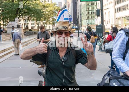 Il manifestante con le bandiere israeliane e americane sul suo cappello è visto durante il rally di odio di fine degli ebrei.i manifestanti hanno organizzato un rally sui gradini della biblioteca pubblica di New York e hanno marciato verso il negozio di Times Square ben & Jerry per radunarsi contro la compagnia del gelato dopo che il popolare marchio ha preso le parti In una controversia mediorientale a lungo termine. Ben & Jerry's si unì al movimento antisemita Boycott, disinvestimenti e sanzioni (BDS) contro Israele ha annunciato che avrebbe smesso di vendere gelati in Cisgiordania e Gerusalemme est, che percepisce come i territori occupati. (Foto di Ron Adar/SOPA Images/Sipa USA) Foto Stock