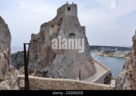 Isole Tremiti - Castello dei Badiali da Via del Cimitero sull'Isola di San Nicola Foto Stock