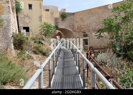 Isole Tremiti - Passerella metallica nel Castello dei Badiali Foto Stock