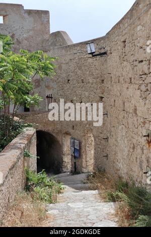 Isole Tremiti - Scalinata esterna nel Castello dei Badiali Foto Stock