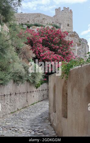 Isole Tremiti - Scorcio del borgo fortificato dal sentiero di accesso Foto Stock