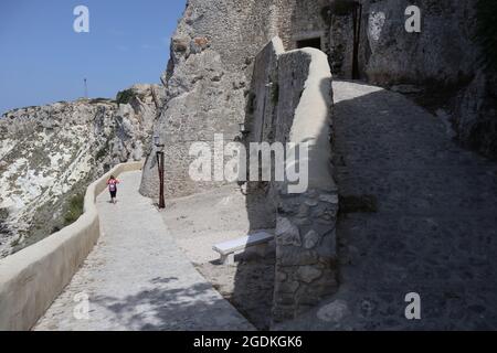 Isole Tremiti - Turista in Via Diomede all'esterno del Castello dei Badiali Foto Stock