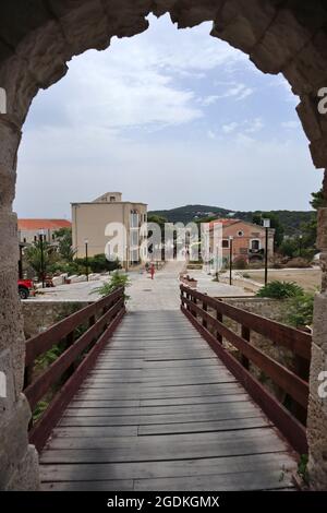 Isole Tremiti - uscita del Castello dei Badiali sul ponte levatoio Foto Stock