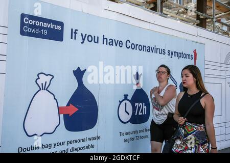 Edninburgh, Regno Unito. 15 luglio 2021. Le donne camminano oltre il poster 'se avete sintomi di Coronavirus' visualizzato a Edimburgo, Scozia. (Credit Image: © Dinendra Haria/SOPA Images via ZUMA Press Wire) Foto Stock