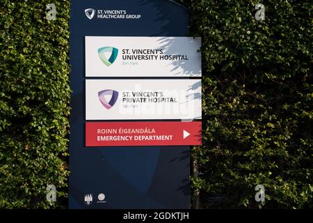 Dublino, Dublino, Irlanda, 8 agosto 2021, insegna all'ingresso del St Vincents University Hospital Foto Stock