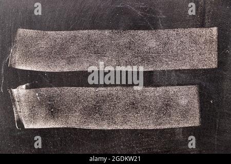 Colore bianco chak del disegno a mano nel set di linea o forma quadrata su sfondo blackboard Foto Stock