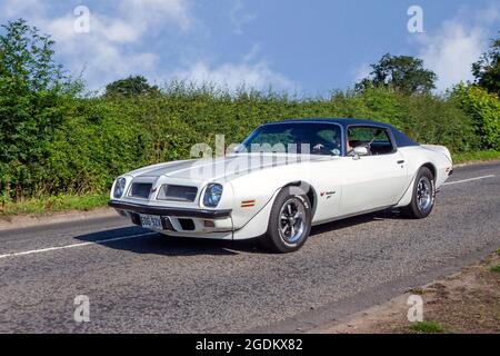 1974 anni '70 bianco American Pontiac Firebird guida a sinistra pony auto 2dr coupé in rotta per Capesthorne Hall Classic mostra auto luglio, Cheshire, Regno Unito Foto Stock