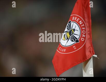 Londra, Regno Unito, 13 agosto 2021. La bandiera d'angolo di Brentford durante la partita della Premier League al Brentford Community Stadium di Londra. Il credito immagine dovrebbe essere: Paul Terry / Sportimage Credit: Sportimage/Alamy Live News Foto Stock