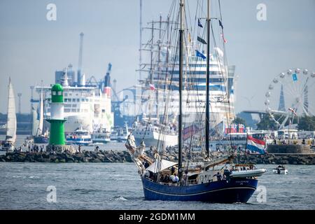 07 agosto 2021, Meclemburgo-Pomerania occidentale, Rostock: La goletta Zephyr dei Paesi Bassi sta navigando verso il canale marino dove molte barche a vela e navi sono in viaggio durante la Hanse Sail. Con il motto 'ottimisticamente diverso' la 30esima edizione della Hanse Sail attrae migliaia di visitatori alla Warnow questo fine settimana. Sono state registrate complessivamente 108 navi provenienti da cinque nazioni. Foto: Jens Büttner/dpa-Zentralbild/ZB Foto Stock