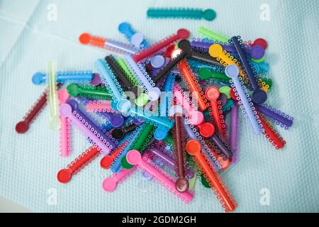 Molti elasticizzati colorfuilici per tute dentali Foto Stock