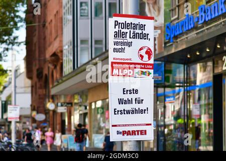 Karlsruhe, Germania - Agosto 2021: Manifesti elettorali per le elezioni parlamentari tedesche Foto Stock