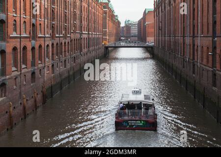 Amburgo, Germania - 30 novembre 2018: Barca turistica con passeggeri va a Speicherstadt, vecchio quartiere di magazzini ad Amburgo Foto Stock