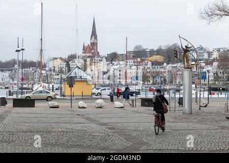 Flensburg, Germania - 9 febbraio 2017: Flensburg in una giornata invernale. Paesaggio urbano costiero, la gente comune cammina per la strada Foto Stock