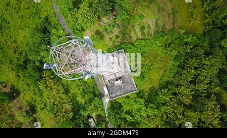 Vista aerea del drone delle antenne a torre telefoni cellulari per telecomunicazioni, trasmettitori radio di cellulari 5g 4g e smartphone Foto Stock