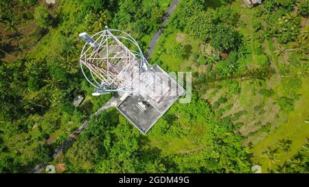 Vista aerea del drone delle antenne a torre telefoni cellulari per telecomunicazioni, trasmettitori radio di cellulari 5g 4g e smartphone Foto Stock