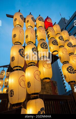 Le lanterne di Chochin sono in flottaggio a Yoiyoiyama nel distretto di Shijō-Karasuma durante il Gion Matsuri, Kyoto, Giappone Foto Stock