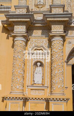 Statua sulla facciata della chiesa di la Merced ad Antigua, Guatemala Foto Stock