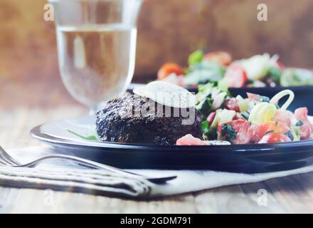 Bistecca di hamburger fritto con insalata fresca. Sfondo in legno. Primo piano. Foto Stock