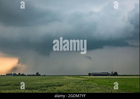 Nuvola di tempesta con forti piogge al tramonto Foto Stock
