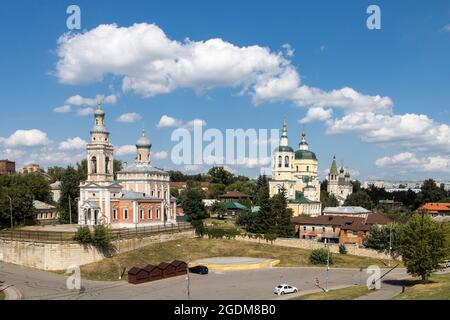 Serpukhov, Russia - 18 giugno 2021: Tre chiese sulla collina della Cattedrale - Assunzione, Elia il Profeta e Trinità, vista dal Cremlino di Serpukhov. Foto Stock