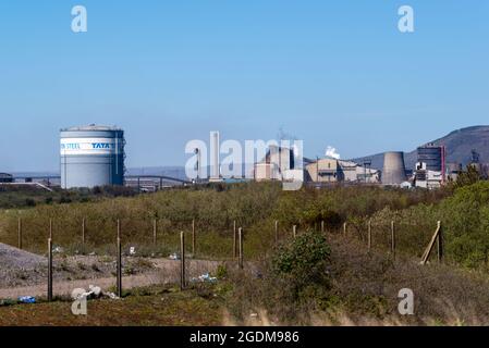 L'acciaio di Port Talbot (Tata) lavora in primo piano con la terra di scuba Foto Stock