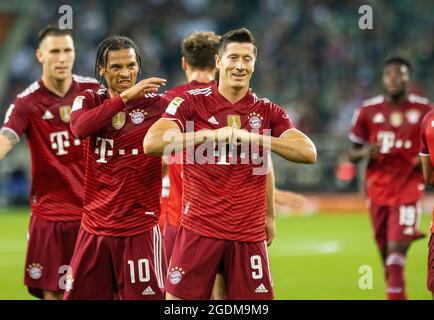 Torjubel: Leroy Sane (Muenchen), Robert Lewandowski (Muenchen) Borussia Mönchengladbach - FC Bayern München 13.08.2021, Fussball; 1. Bundesliga, Saiso Foto Stock