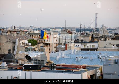 Bucarest, Romania - 13 agosto 2021: Panoramica della parte vecchia di Bucarest durante un tramonto estivo. Edifici nuovi e vecchi insieme. Foto Stock