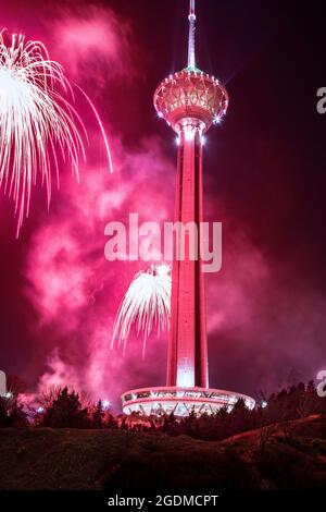 Illuminazione intorno alla Torre Milad di Teheran durante l'antica celebrazione di Nowruz Foto Stock