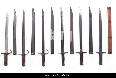 Collezione di diversi bayonet militari giapponesi dalla seconda guerra mondiale con i marchi Arsenali che mostrano diverse variazioni di bayonet dalla prima alla fine della guerra Foto Stock