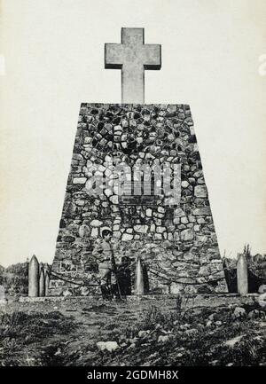 Una vista storica del monumento alla memoria degli ufficiali e soldati del corpo canadese di artiglieria che hanno giocato la loro parte nella cattura di Vimy Ridge, 1917. Il monumento si trova a Thélus, Francia. Tratto da una cartolina c. Foto Stock