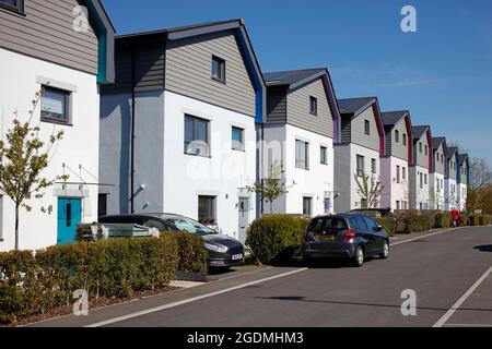 Nuove case ecologiche in un piccolo sviluppo a Roborough vicino Plymouth nel Regno Unito. Le case hanno pannelli solari e alta efficienza termica. Foto Stock