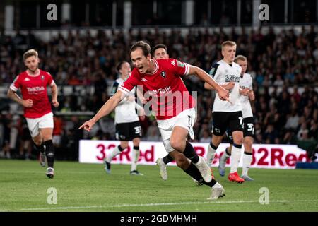 Derby, Regno Unito. Derby County 3-3 Salford City. Josh Morris o Salford City FC festeggia il punteggio per prendere una 3-2 di vantaggio. 10 agosto 2021. Foto Stock