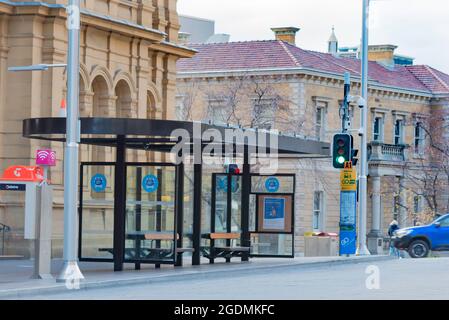 Uno dei 2020 ripari di autobus migliorati e ridisegnati (fermate degli autobus) nel centro di Hobart, Tasmania, Australia Foto Stock