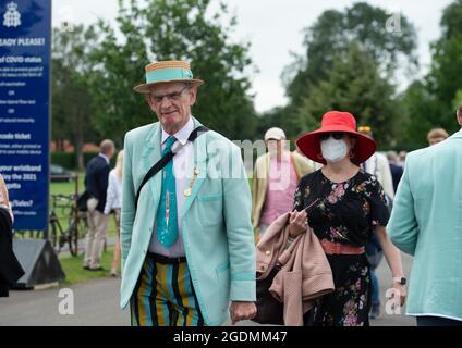 Henley, Oxfordshire, Regno Unito. 14 agosto 2021. È stata un'altra giornata impegnativa in quanto gli ospiti dell'Henley Royal Regatta si sono divertiti a guardare la canottiera. Il codice di abbigliamento è stato rilassato quest'anno per consentire alle donne di indossare pantaloni. Gli ospiti sono stati chiaramente lieti di tornare all'Henley Royal Regatta dopo la cancellazione dello scorso anno a causa del Covid-19 Pandemic. Credit: Maureen McLean/Alamy Live News Foto Stock