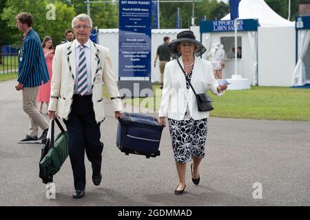 Henley, Oxfordshire, Regno Unito. 14 agosto 2021. È stata un'altra giornata impegnativa in quanto gli ospiti dell'Henley Royal Regatta si sono divertiti a guardare la canottiera. Il codice di abbigliamento è stato rilassato quest'anno per consentire alle donne di indossare pantaloni. Gli ospiti sono stati chiaramente lieti di tornare all'Henley Royal Regatta dopo la cancellazione dello scorso anno a causa del Covid-19 Pandemic. Credit: Maureen McLean/Alamy Live News Foto Stock