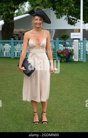 Henley, Oxfordshire, Regno Unito. 14 agosto 2021. È stata un'altra giornata impegnativa in quanto gli ospiti dell'Henley Royal Regatta si sono divertiti a guardare la canottiera. Il codice di abbigliamento è stato rilassato quest'anno per consentire alle donne di indossare pantaloni. Gli ospiti sono stati chiaramente lieti di tornare all'Henley Royal Regatta dopo la cancellazione dello scorso anno a causa del Covid-19 Pandemic. Credit: Maureen McLean/Alamy Live News Foto Stock