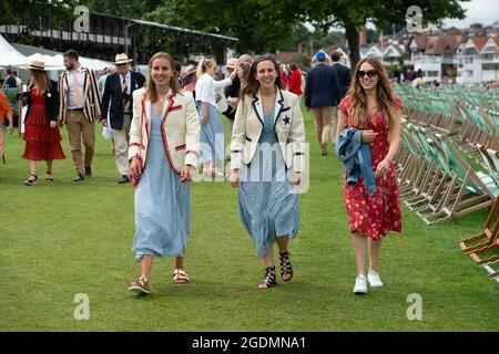 Henley, Oxfordshire, Regno Unito. 14 agosto 2021. È stata un'altra giornata impegnativa in quanto gli ospiti dell'Henley Royal Regatta si sono divertiti a guardare la canottiera. Il codice di abbigliamento è stato rilassato quest'anno per consentire alle donne di indossare pantaloni. Gli ospiti sono stati chiaramente lieti di tornare all'Henley Royal Regatta dopo la cancellazione dello scorso anno a causa del Covid-19 Pandemic. Credit: Maureen McLean/Alamy Live News Foto Stock