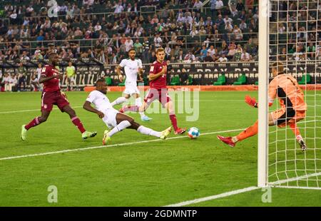 Monchengladbach, Germania. 13 Agosto 2021. Marcus THURAM, MG 10 fallito contro Manuel NEUER, portiere FCB 1 nella partita BORUSSIA Mönchengladbach - BAYERN MUENCHEN 1-1 1.Lega di calcio tedesca il 13 agosto 2021 a Mönchengladbach, Germania Stagione 2020/2021, giorno 1, 1.Bundesliga, FCB, München, 1.Spieltag, Gladbach, Moenchengladbach. © Peter Schatz / Alamy Live News - le NORMATIVE DFL VIETANO L'USO DI FOTOGRAFIE come SEQUENZE DI IMMAGINI e/o QUASI-VIDEO - Credit: Peter Schatz/Alamy Live News Foto Stock