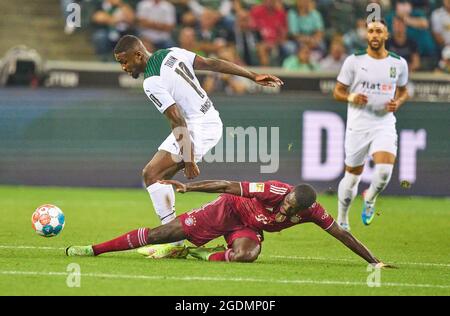 Monchengladbach, Germania. 13 Agosto 2021. Marcus THURAM, MG 10 competere per la palla, affrontare, duello, testata, zweikampf, Azione, lotta contro Dayot Upamecano , FCB 2 nella partita BORUSSIA Mönchengladbach - BAYERN MUENCHEN 1-1 1.German Football League il 13 agosto 2021 a Mönchengladbach, Germania Stagione 2020/2021, giorno 1, 1.Bundesliga, FCB, München, 1.Spieltag, Gladbach, Moenchengladbach. © Peter Schatz / Alamy Live News - le NORMATIVE DFL VIETANO L'USO DI FOTOGRAFIE come SEQUENZE DI IMMAGINI e/o QUASI-VIDEO - Credit: Peter Schatz/Alamy Live News Foto Stock