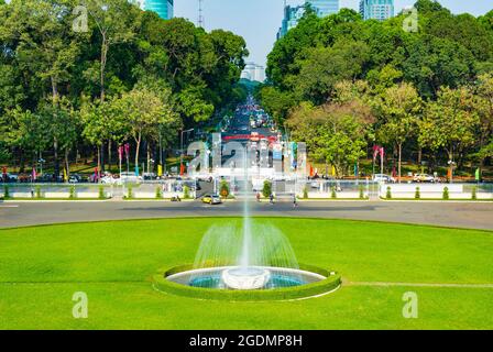 Ho Chi Minh City, Vietnam - CIRCA gennaio 2020: Il prato di fronte al Palazzo dell'Indipendenza. Foto Stock