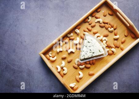 primo piano di formaggio fresco, purè e mandorla noci sul tavolo Foto Stock