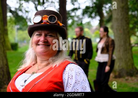 Stroud, Glos, Regno Unito. 14 agosto 2021. Tutte le cose Steampunk sono celebrate oggi a Stratford Park e il Museo nel Parco di Stroud. Steampunk è un genere fantascientifico con le sue radici in H G Wells e Jules Verne, caratterizzato dalla moda vittoriana e il desiderio di fuggire in un passato che non è ancora successo. Nella foto è Nicky Jackson. Credit: JMF News/Alamy Live News Foto Stock