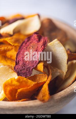 Primo piano di patatine vegetali, barbabietole, carote in una ciotola. Messa a fuoco selettiva Foto Stock