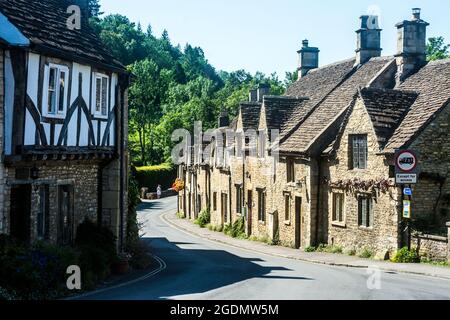 Vecchie case pittoresche a Castle Coombe, Wiltshire Foto Stock