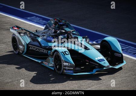 Berlino, Germania . 14 agosto 2021. 10 Bird Sam (gbr), Jaguar Racing, Jaguar i-Type 5, azione durante l'ePrix di Berlino 2021, 8° incontro del Campionato del mondo di Formula e 2020-21, sul circuito di Tempelhof Airport Street dal 14 al 15 agosto, a Berlino, Germania - Foto Xavi Bonilla / DPPI Credit: Independent Photo Agency/Alamy Live News Foto Stock