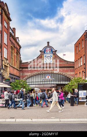 5 Giugno 2019: Windsor, Berkshire, UK - il Windsor Royal Shopping Mall, l'entrata in una giornata impegnativa, con molte persone che entrano e partono. Foto Stock