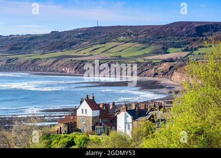 Vista di Robin Hood's Bay, North Yorkshire, dalla cima del villaggio in una mattina di primavera. Foto Stock